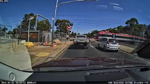 Another impatient idiot, lights were still flashing red! Kings Rd, Parafield | Dashcams Adelaide