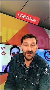Was bedeutet LGBTQIA ? Im „Pride Month“ wird in diesem Monat auf Missstände gegen queere Menschen auf der ganzen Welt hingewiesen. Ganz egal ob du schwul, lesbisch, bi bist oder deine Freunde „queer“ sind. Die LBGTQIA Community macht sich für die Vielfalt in der Liebe und der Gesellschaft stark. Die Begriffe „LGBT“ und „LGBTQ“ sowie „LBGTQIA “ sind mittlerweile in unserer Gesellschaft angekommen. Aber, was bedeuten sie eigentlich? Herr Wunderlich erklärt's dir in 60 Sekunden! 😊 | Hitradio Ö3