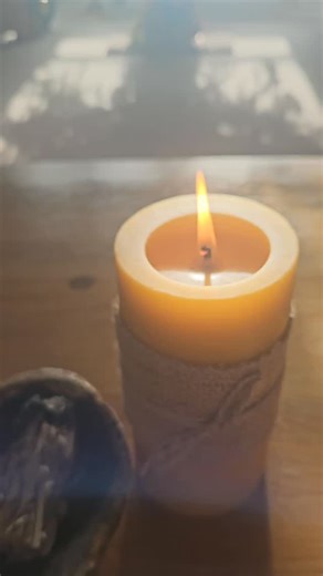 🕯️ What Are Normal Candles Made Of? Mostly paraffin wax (petroleum-based), plus fragrance oils and dyes. Others use soy, beeswax, or coconut wax. 💨 Health Effects of Candle Fumes Recent studies show burning candles releases VOCs (like benzene/toluene) and fine particles that may cause: Headaches, dizziness Eye/throat irritation Worsened asthma Short-term cognitive effects (reduced attention & processing) Inflammation from repeated exposure 🧠 Latest Research: 2025 studies found indoor air poll