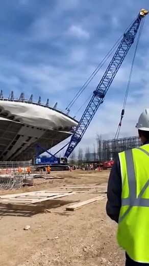 A crane falls onto the construction site 😱 | Andrew Lincoln TV