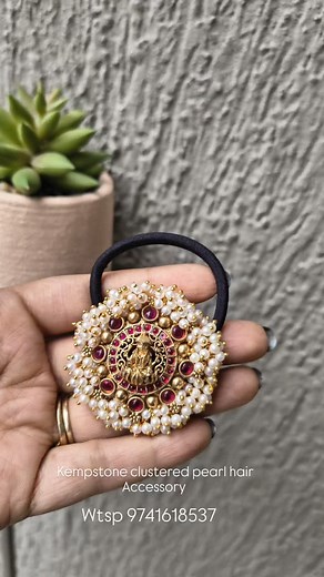 Kempstone clustered pearl hair accessory Price 650/- Payment options phonepe/ gpay/bank transfer For bookings dm or wtsp 9741618537 #hairstyle #hairbands #accessories #jewelry #antiquedesign #pearljewellerydesign #weddingcollections #templedesign #southindianjewellery | elegantfashion_amruta