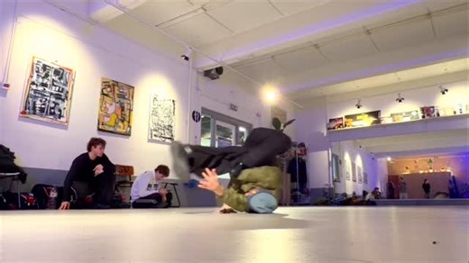 Bboy Menno / Red Bull Artlete on Instagram: "Raw practice footage. A look in the kitchen 👨‍🍳 Play&explore @studiobluebreaks 🥋"