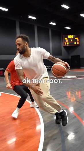 Skilled Game Basketball on Instagram: "Partial Pivot + Spin Seal 🔑 Partial Pivots allow you to change your speed as you Pivot, before interrupting the pivot by transitioning into another set of footwork. In this case, a Spin Seal is a great option if a defender is positioned towards the front part of the offensive player’s body! @ijusthoop #basketballtraining"