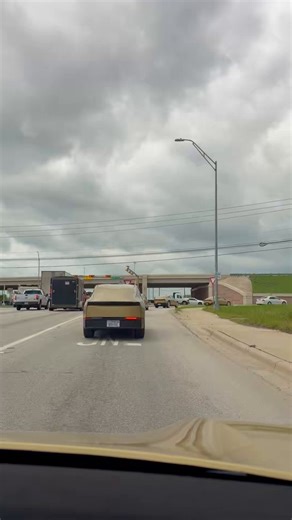 明明Tesla一切进展都很好，为什么Elon的在财报会议上那么低调。仔细想一下，原因之一，可能就是Elon被透明党和influencers搞烦了，索性把丑话说在前面。Tesla 的进展怎么样，Tesla的团队是不是在努力工作，自行判断，监管障碍不在Tesla控制内，技术问题要一个一个的解决，不是说可以每天打卡那样按部就班就完成了。这个财报会议其实也挺好的，以后噪音会小一些。