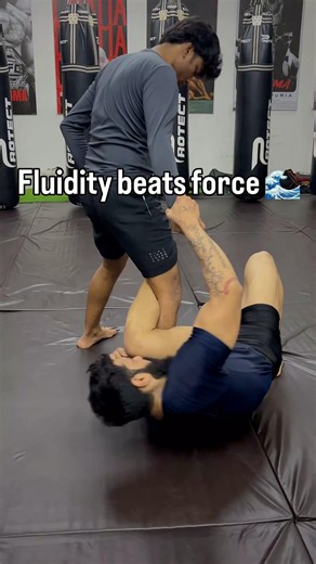 FLUIDITY BEATS FORCE 🤼|BJJ TRANSITION DLR GUARD🥋| BJJ INDIA #shortsfeed #shorts #viralshorts #bjj