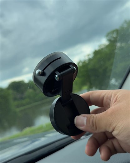 3.2K views · 22 reactions | Conquista cada trayecto con Mag Grip Titan , el soporte magnético ultrarresistente que mantiene tu teléfono a la vista y tus manos al volante. Disfruta de un giro de 360° para navegación, videollamadas o música, compatible tanto con iPhone como Android y fácil de instalar sin dejar marcas. Vive tu aventura con la tranquilidad de un agarre firme incluso en caminos llenos de hoyos | CasaBlu | Facebook
