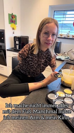 Ich habe nur ein Bein und keine Arme. Und trotzdem – oder vielleicht gerade deshalb – backe ich heute gemeinsam mit meinen Kindern Cupcakes. 🧁 Nicht perfekt. Nicht geschniegelt. Nicht wie aus dem Pinterest-Katalog. Sondern echt. Meine Kinder wachsen nicht mit Einschränkungen auf. Sie wachsen mit Lösungen auf. Mit Kreativität. Mit Selbstständigkeit. Mit Verantwortung. Sie lernen, dass .. .. „anders“ nicht „weniger“ bedeutet. .. Herausforderungen uns stärker machen. .. Familie Teamarbeit ist. Beh