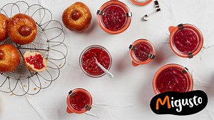 Quand les groseilles rouges sont de saison, vite, profitons d’en faire des confitures qui en capturent le goût. Découvrez la recette ici: https://fcld.ly/confiture-de-groseilles-rouges | Migros