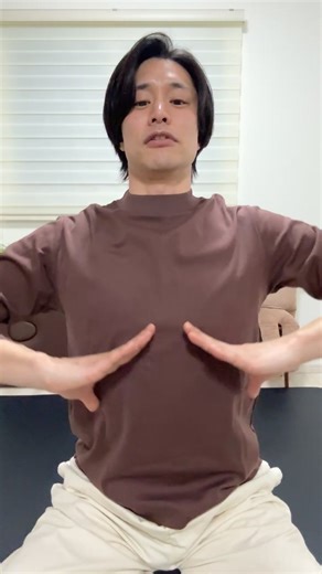 きむ先生 (木村翔太) / 40代からのセルフケアをつたえる理学療法士 on Instagram: "『肋骨の形』の整え方。 このライブはあくまで『気づき』のきっかけ。 実際にセルフケア『体系的に』学んで 『自分に合ったセルフケア』 👆を身につけるための場所が、 【きむ先生のオールケアアーカイブ】 （※オルアカで覚えてね！） と 【きむ先生月額オンラインレッスン】 👆この２つ！ 特に『オルアカ』は月¥1,000以下で参加できる場所。 とはいえ有料のサービスなのでまずは、、 ①自分のカラダの状態を知る 👇 ②自分に合ったケアをする。 👇 ③やったケアの効果を確認する。 この流れを『無料で体験』できる場所を 公式LINEに作りました！ 『自分の姿勢タイプをチェック』 👇 『自分に必要なケア』が届く！ （※３日連続で無料で！） なのでぜひ僕のプロフィールから 『公式LINE』にご参加して、 『姿勢タイプ』の5文字を送信して 使ってみてくださいね 👇 @pcg_shota ※ ちなみにこの企画に参加された方には、最終日に🎁届きます。🤭 ※朝ライブは月・水朝8:45から！ ※過去