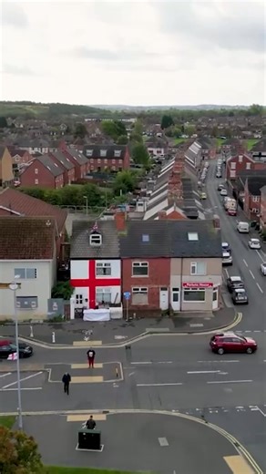 England flags are still flying across Nottinghamshire. A couple of months ago we asked how people felt about it. So how about now? 👀 After someone tore down his garden flag, Simon Brocklehurst from Sutton in Ashfield went one better and painted a giant St George’s Cross across the entire front of his house. What do you think? Bold move or too far? Let us know what you think in the comments 👇 | NottinghamWorld