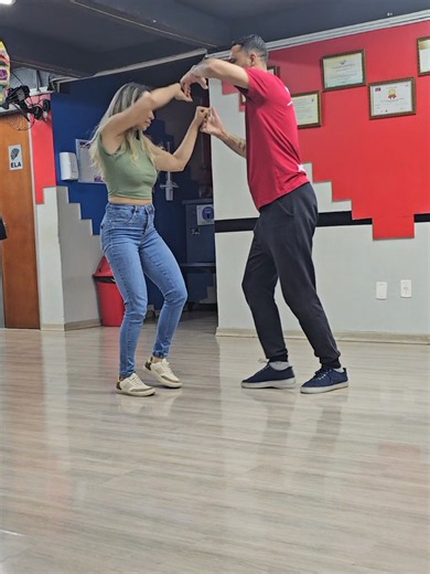 Forró combina com alegria — aula de forró e piseiro