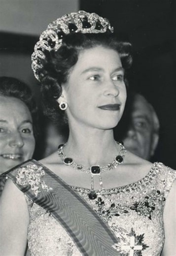 El vestido que la Reina Isabel llevó en 1961 a Italia, diseñado por Normal Hartnell está expuesto en el Palacio de Buckingham en la exhibición Queen Elizabeth II: Her Life in Style #reinaisabel #reinaisabelll #realeza #moda #palaciodebuckingham