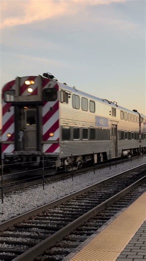 Metra Train Passing 35th Bronzeville Part 2 #chicago #train #trainspotting #shorts