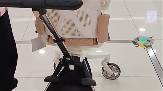 bebebus艺术家婴儿车轻便耐用，折叠小巧易收纳，适合日常出行与旅行，妈妈点赞的育儿好帮手。