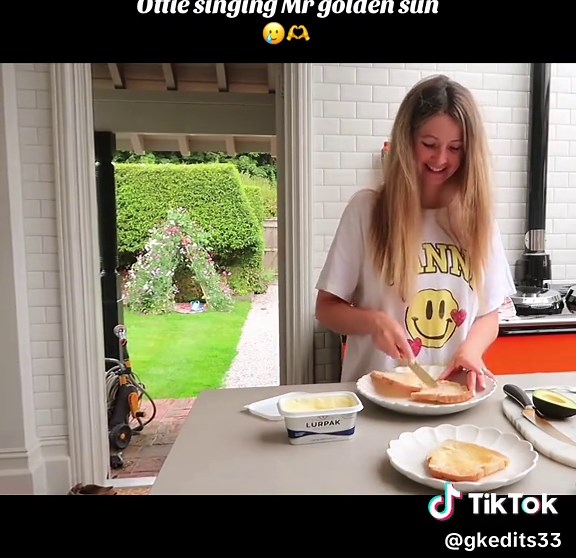 Zoe Sugg Singing Mr. Golden Sun - Emotional and Cute Video