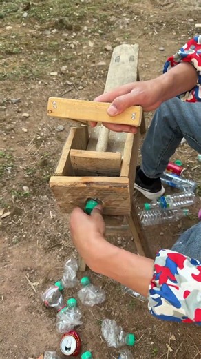 Wooden DIY: Flatten Plastic Bottles Easily, Super Simple!