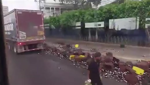El conductor de un camión distribuidor de cerveza perdió el control y derramó cientos de cerveza 🍺 sobre la avenida Peralta Lagos, frente a la Cervecería La Constancia en San Salvador | Al Instante Sv