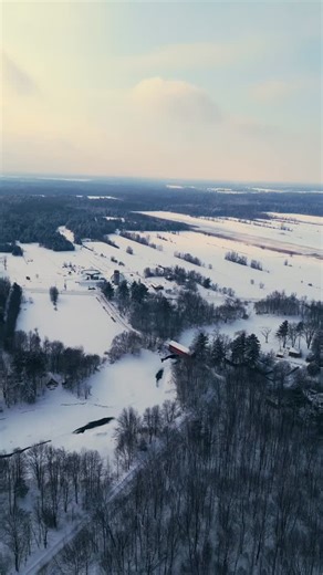 Kevin | Vidéo & Drone on Instagram: "Un Pont Couvert datant de 1932 ! Une excursion au Québec et notamment dans les Cantons-de-L’Est mène à découvrir sur son chemin de petites reliques temporelles merveilleuses comme des ponts couverts. Il en existe moins de 80 aujourd’hui, ils se font de plus en plus rare dans le paysage québécois, car détruits ou pas entretenus, mais lorsqu’on en croise, c’est une touche de couleur extrêmement agréable. En l’occurrence le pont couvert Balthazar qui franchit la