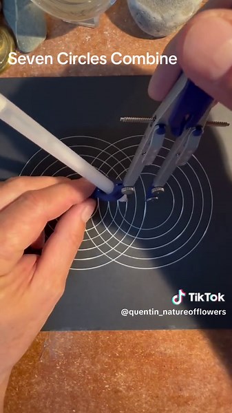 Cómo dibujar siete círculos combinados en arte geométrico