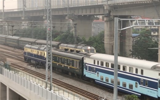 DF110387牵引双层0K8391与DF110412牵引T7771会车