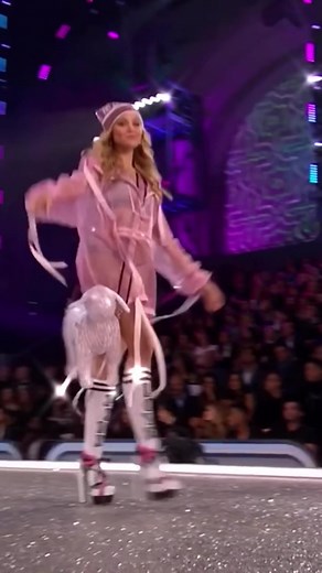 Rachel Hilbert in the #vsfs in 2016 🐩 #victoriassecret #victoriassecretfashionshow #rachelhilbert #model #supermodel #runway #fashion #fyp