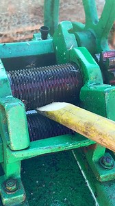 Qual é o benefício do caldo de cana? Reforço de órgãos vitais: O caldo de cana tem a capacidade de fortalecer o estômago, rins, coração, olhos, cérebro e órgãos sexuais. Nutrientes essenciais: O caldo de cana contém vários nutrientes essenciais, como cálcio, potássio, ferro, magnésio e fósforo, necessários para o bom funcionamento do corpo. #Cana #caiana | Canal do Eudes