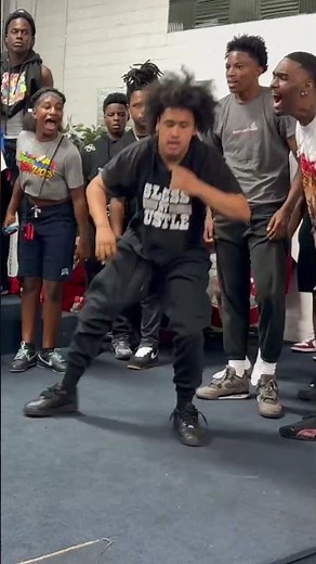 HE KEPT THE CROWD ON THEIR FEET THE WHOLE TIME ⚡