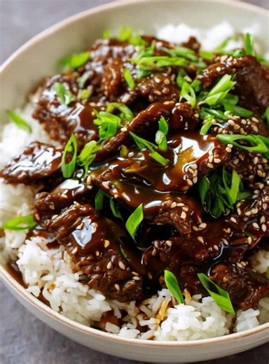 Slow Cooker Korean Beef Recipe Ingredients (Serves 4–6) For the Beef: 2 lbs (900g) flank steak or skirt steak (or chuck roast if preferred) Salt and freshly ground black pepper, to taste 1 tablespoon sesame oil (for searing, optional) Full Recipe in First Coʍmеոτ | Air Fryer Daily Recipes