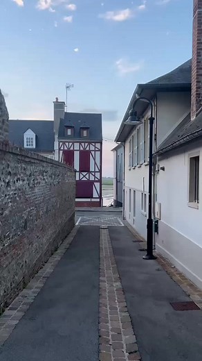 Les venelles de St Valery sur Somme et ce magnifique coucher de soleil, on ne s'en lasse pas! Découvrez ces paysages magnifiques avec le TUK TOUR Valericain | TUK TOUR Valericain