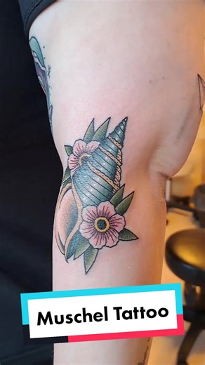 Smøl Muschel ☺️🐚 . . . #seashell #seashelltattoo #muschel #muscheltattoo #truebluetattoo #truebluetattooberlin #tattoo #berlin #tattooberlin #traditionaltattoo #katzetattoo #neotraditionaltattoo #boldwillhold #skinart_traditional #fyp #femaleartist #tattooartist #traditionalartist #girltattooer #tattootiktok #tiktattoo #tiktoktattoo