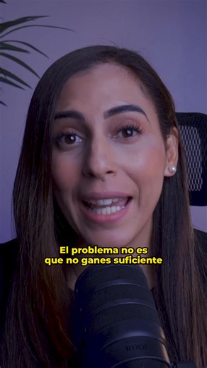 La peor pérdida no es perder dinero. Es perder tiempo. Y oportunidades. ¿Cuántas veces dijiste: — “Voy a invertir, pero más adelante”? — “Necesito aprender más antes de mover mi dinero”? — “Aún no es el momento”? Y mientras tanto... El dinero que tenías ahorrado se fue desvalorizando, el mercado avanzó sin ti, y otros —con menos preparación que tú— ya están generando rentabilidad real, mes tras mes. 💥 Porque no se trata de saber más. Se trata de tener un sistema. Una guía. Un paso a paso. Hoy p