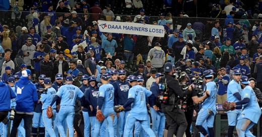 Final moments of Game 3 as the Blue Jays secure a dominating win over Mariners