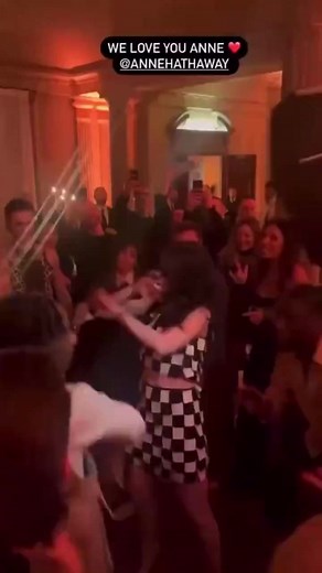 anne hathaway dancing to “anaconda” by nicki minaj | Cinefreak