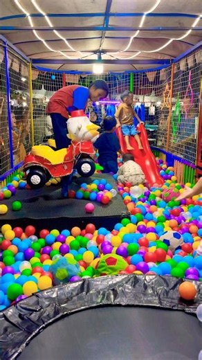 Naik odong kelinci putih bergerak naik turun sambil berdiri seru wahana mandi bola warna warni