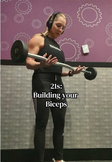 21 slow and controlled bicep curls: 7 lower half curls 7 upper half curls 7 full bicep curls We woman want shapely arms too right!? Strengthen all the muscles. 💪 #biceps #curlsforthegirls #strongwoman #fitover40 #gymgirl