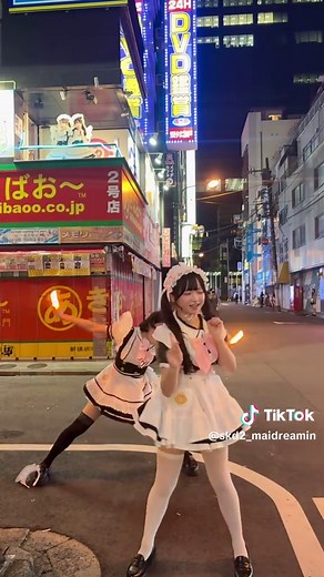 秋葉原でメイドが全力ヲタ芸を披露｜めいどりーみんのパフォーマンス
