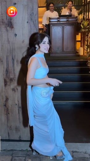 Urfi Javed spotted in beautiful dress after dissolving filler #UrfiJaved | Telly Drama