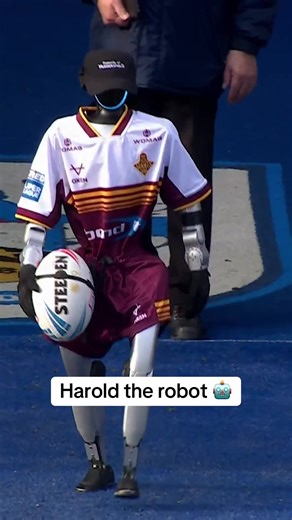 Unique ball delivery at Huddersfield 🤖 #SuperLeague