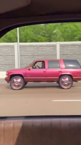 Roc’s outrageous Chevy Tahoe on 28” DUB floaters riding