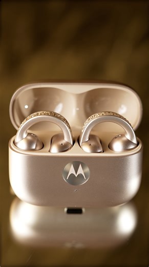 1.3M views · 8.9K reactions | Completá tu look con cristales Swarovski® . Descubrí los #motobuds loop en @pantone French Oak, auriculares que combinan perfectamente calidad de sonido, lujo y comodidad ✨ | Motorola | Facebook