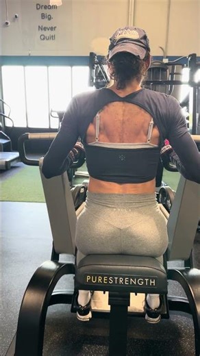 Jess Moniz seated iso-lateral row w/repeaters #npc #bikini #back #fitness