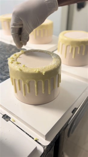 Dernière ligne droite avant Noël 🎄 Les Layer Cakes sont prêts et les commandes s’accélèrent ✨ Si vous voulez votre gâteau pour les fêtes, c’est maintenant. Après, il sera trop tard ⏰ 🎁 Code promo spécial Noël : -15% sur TOUS nos Layer Cakes 👉 valable uniquement sur les commandes en ligne 💻 Commandez sur 👉 www.lespatisseriesdesyssi.com