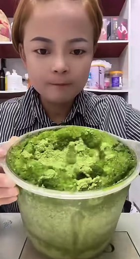 #matchapowder #matchalovers #ilovematcha #matcha #matchaiceeating #matchaice #matchaiceasmr #matchaicecrunch #crispycrunchyice #fypice #asmr #iloveice