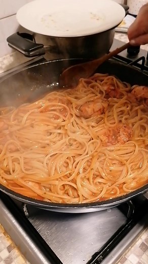 Linguine con i gamberoni al pomodoro ricetta facile 😋😋😋 https://blog.giallozafferano.it/graziagiannuzzi/linguine-con-gamberoni-al-pomodoro-ricetta-primo-piatto-veloce-di-pesce/ #giallozafferano #ricette #foodsharing #recipes #ricettadelgiorno #food #gamberoni | I Manicaretti Di Nonna Lella