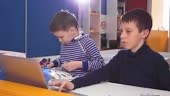 Enfants créer des robots à l’école, tige de l’éducation. Début du...