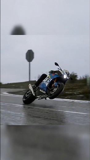 The King of Flow? Suzuki GSX-R1000 Perfect Cornering | 4K Slow Motion