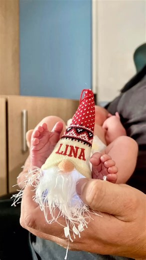 Quirlsberg - Diakonischer Gesundheitscampus on Instagram: "🎄✨ Ein kleines Weihnachtswunder ✨🎄 Am Heiligabend um 17:57 Uhr hat die kleine Lina Else als Christkind bei uns im @kreisssaal_evkbergischgladbach das Licht der Welt erblickt. Mit 2.835 Gramm und 49 Zentimetern ist sie einfach zuckersüß 👶🤍 Ihre winzigen Füßchen sind klein und zart, aber schon bereit für einen großen Lebensweg 👣✨ Der Name Else erinnert liebevoll an ihre verstorbene Oma 🤍 Für die stolzen Eltern ist Lina Else das erste