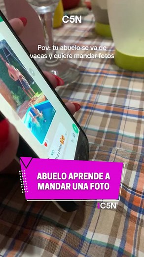 🥰 Alumno ejemplar: una joven le enseñó a su abuelo como enviar fotos por Whatsapp y él muy atento tomó nota de todas las instrucciones | #c5n #viral
