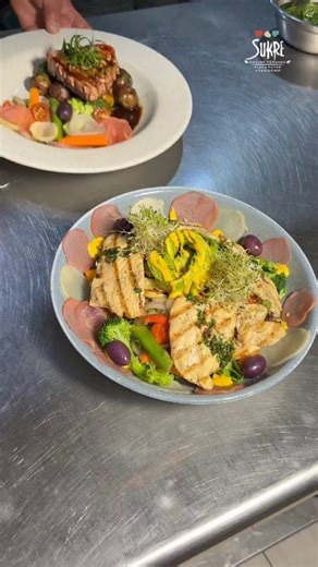 Así se vio noviembre en Sukre: puro sabor, momentos deliciosos y platos que se robaron todas las miradas. Un mes lleno de buena cocina y esa esencia que nos caracteriza. Diciembre recién empieza… y queremos seguir compartiendo la mesa contigo. ✨🍽️ 📍 Portal Constitución N°9 #Sukre #Ayacucho #SaboresQueConectan #CocinaSukre #MesANivel | Sukre