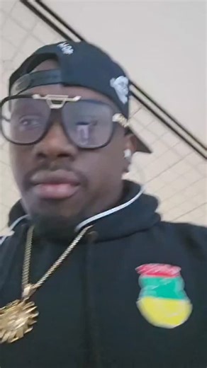 Oniel Thomas on Instagram: "Brooklyn wi ready eno @amexshana_moschino360_moggela how di road look , a top tier sittn eno"